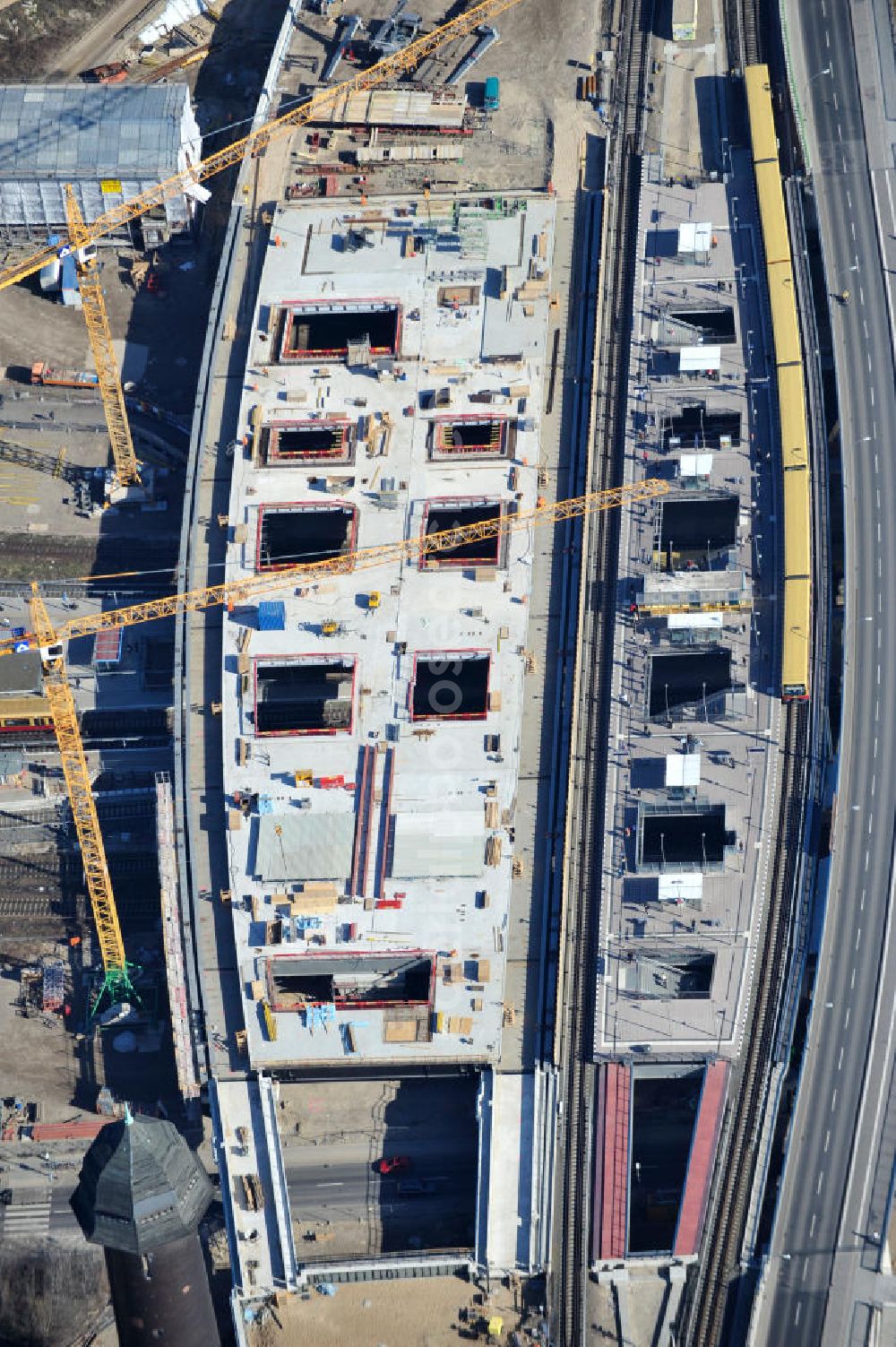 Berlin-Friedrichshain from above - Blick auf den Um- und Neubau des Berliner S-Bahnhof Ostkreuz der Deutschen Bahn. Teile der Neubauten führt die EUROVIA Beton GmbH und die Firma Stahlbau Dessau aus. Weiterhin beteiligt ist das Unternehmen VEPRO Verkehrsbauprojekt GmbH. Upgrading and construction of the Berlin S-Bahn station Ostkreuz.