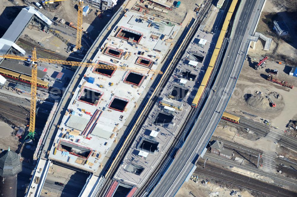 Berlin-Friedrichshain from the bird's eye view: Blick auf den Um- und Neubau des Berliner S-Bahnhof Ostkreuz der Deutschen Bahn. Teile der Neubauten führt die EUROVIA Beton GmbH und die Firma Stahlbau Dessau aus. Weiterhin beteiligt ist das Unternehmen VEPRO Verkehrsbauprojekt GmbH. Upgrading and construction of the Berlin S-Bahn station Ostkreuz.