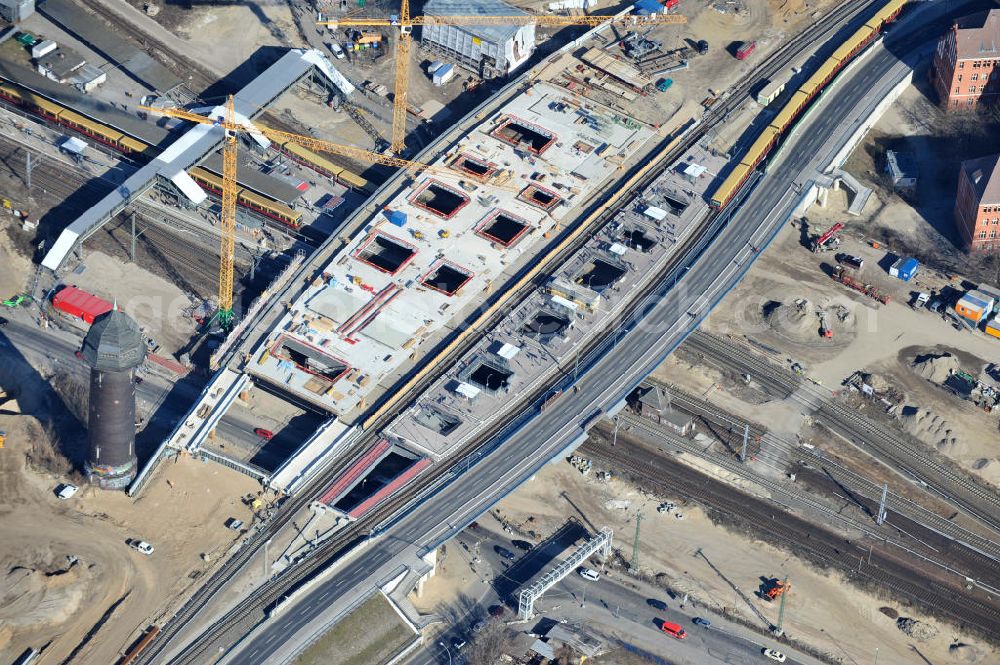 Aerial image Berlin-Friedrichshain - Blick auf den Um- und Neubau des Berliner S-Bahnhof Ostkreuz der Deutschen Bahn. Teile der Neubauten führt die EUROVIA Beton GmbH und die Firma Stahlbau Dessau aus. Weiterhin beteiligt ist das Unternehmen VEPRO Verkehrsbauprojekt GmbH. Upgrading and construction of the Berlin S-Bahn station Ostkreuz.