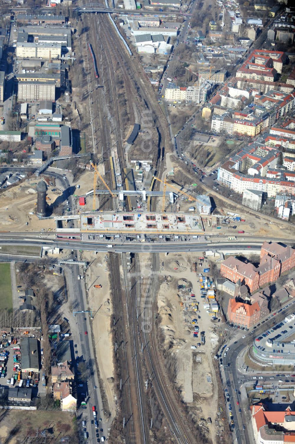 Berlin-Friedrichshain from above - Blick auf den Um- und Neubau des Berliner S-Bahnhof Ostkreuz der Deutschen Bahn. Teile der Neubauten führt die EUROVIA Beton GmbH und die Firma Stahlbau Dessau aus. Weiterhin beteiligt ist das Unternehmen VEPRO Verkehrsbauprojekt GmbH. Upgrading and construction of the Berlin S-Bahn station Ostkreuz.