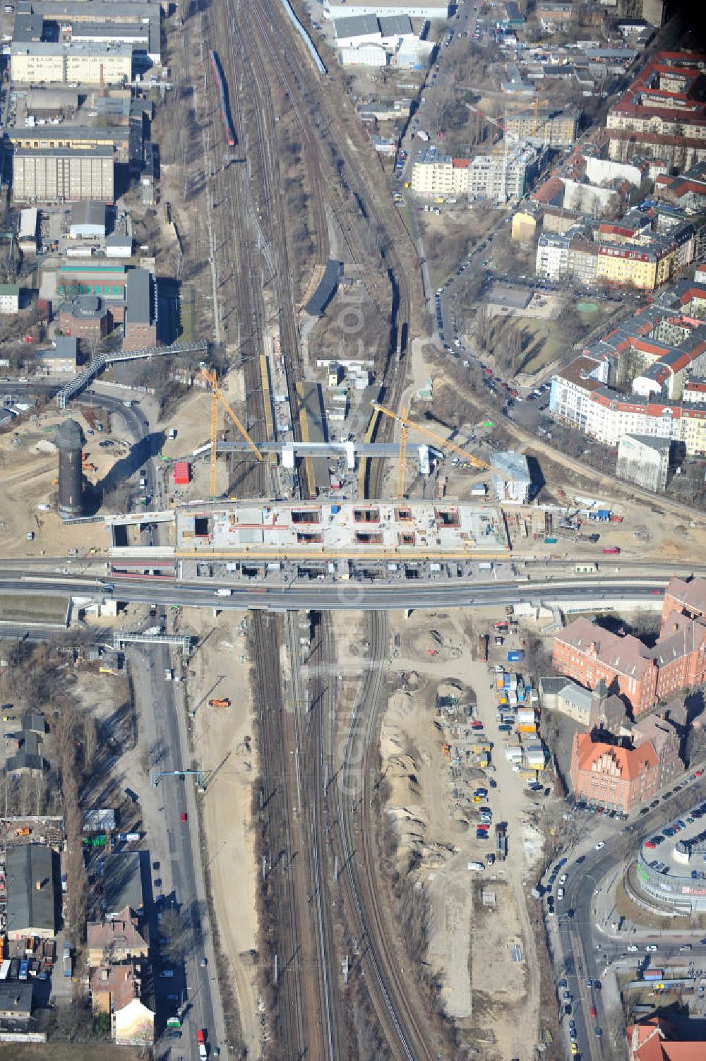 Berlin-Friedrichshain from the bird's eye view: Blick auf den Um- und Neubau des Berliner S-Bahnhof Ostkreuz der Deutschen Bahn. Teile der Neubauten führt die EUROVIA Beton GmbH und die Firma Stahlbau Dessau aus. Weiterhin beteiligt ist das Unternehmen VEPRO Verkehrsbauprojekt GmbH. Upgrading and construction of the Berlin S-Bahn station Ostkreuz.