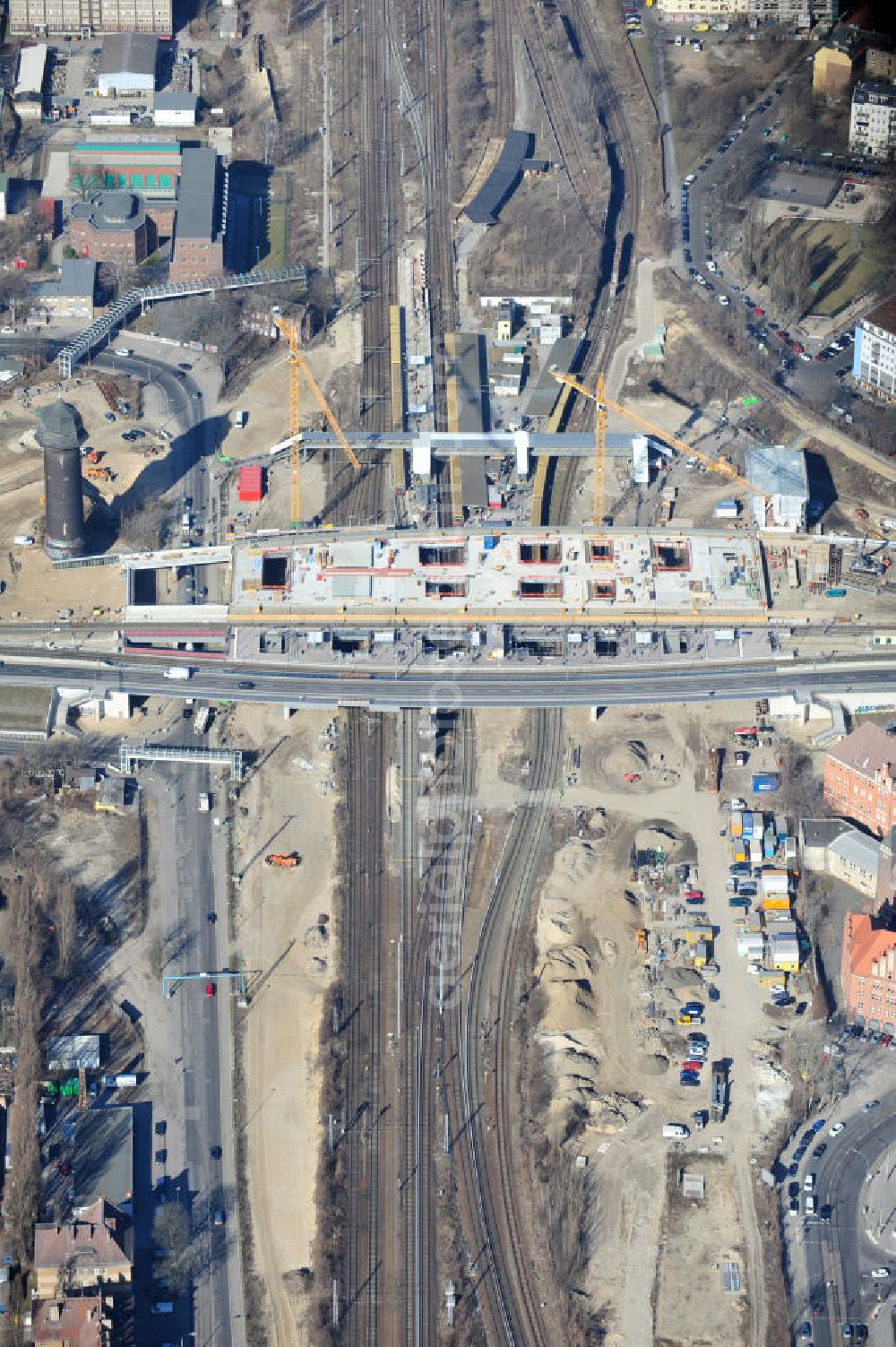 Aerial image Berlin-Friedrichshain - Blick auf den Um- und Neubau des Berliner S-Bahnhof Ostkreuz der Deutschen Bahn. Teile der Neubauten führt die EUROVIA Beton GmbH und die Firma Stahlbau Dessau aus. Weiterhin beteiligt ist das Unternehmen VEPRO Verkehrsbauprojekt GmbH. Upgrading and construction of the Berlin S-Bahn station Ostkreuz.