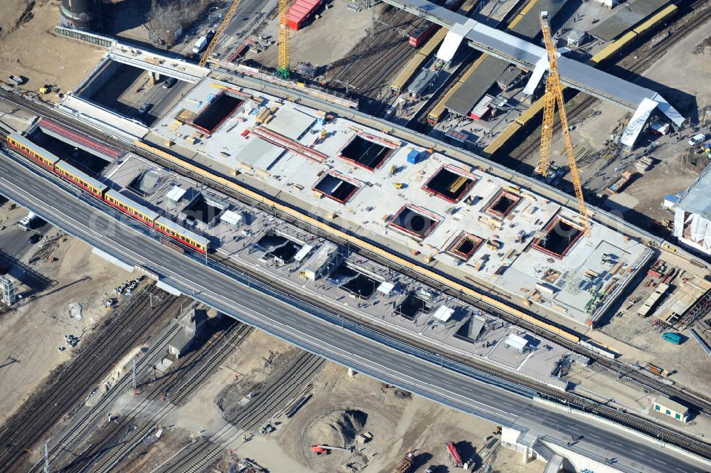 Berlin-Friedrichshain from the bird's eye view: Blick auf den Um- und Neubau des Berliner S-Bahnhof Ostkreuz der Deutschen Bahn. Teile der Neubauten führt die EUROVIA Beton GmbH und die Firma Stahlbau Dessau aus. Weiterhin beteiligt ist das Unternehmen VEPRO Verkehrsbauprojekt GmbH. Upgrading and construction of the Berlin S-Bahn station Ostkreuz.