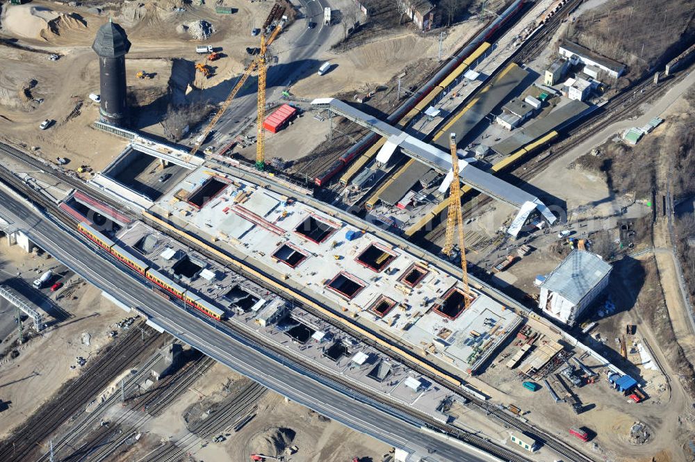 Aerial image Berlin-Friedrichshain - Blick auf den Um- und Neubau des Berliner S-Bahnhof Ostkreuz der Deutschen Bahn. Teile der Neubauten führt die EUROVIA Beton GmbH und die Firma Stahlbau Dessau aus. Weiterhin beteiligt ist das Unternehmen VEPRO Verkehrsbauprojekt GmbH. Upgrading and construction of the Berlin S-Bahn station Ostkreuz.