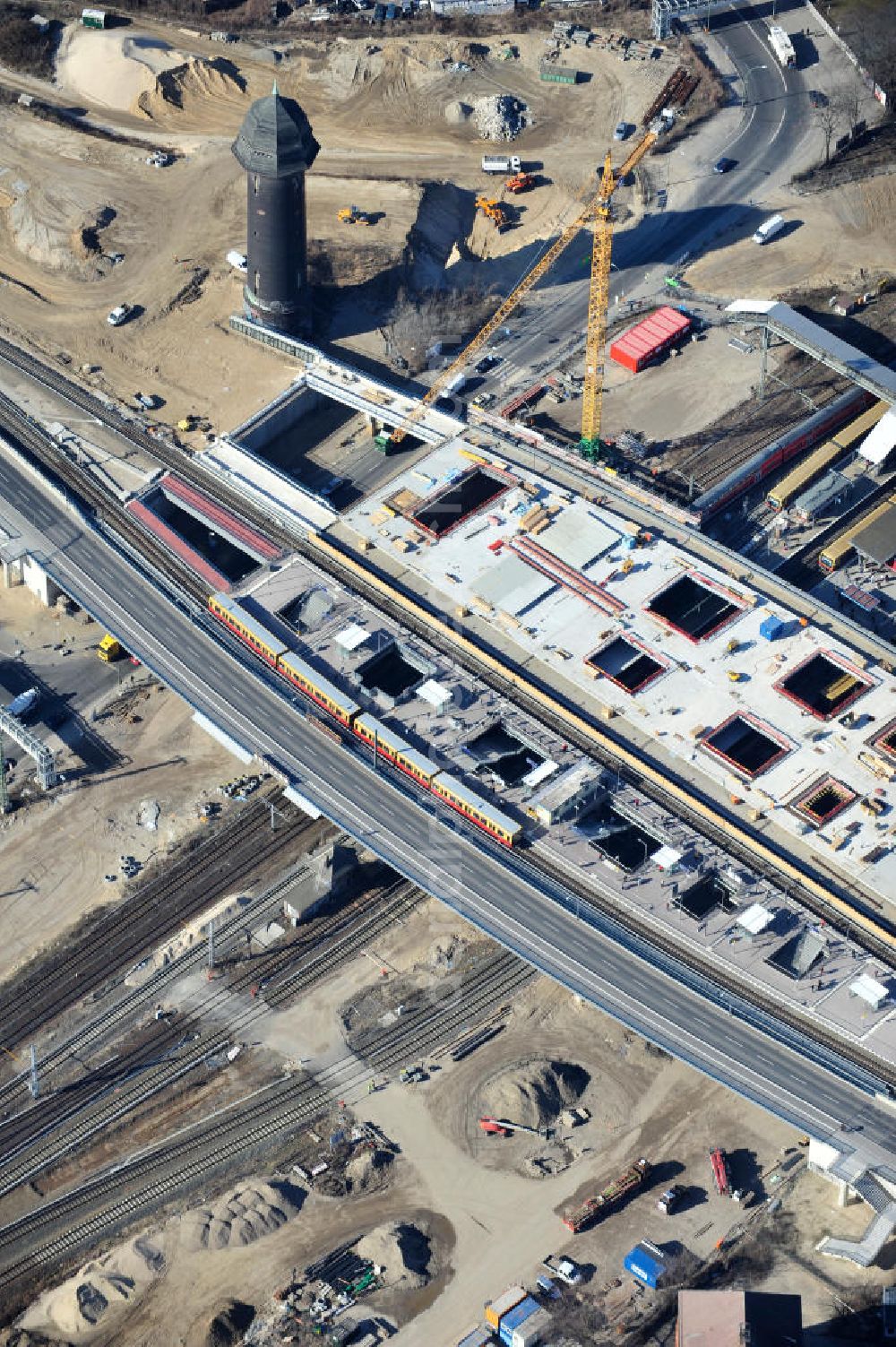 Aerial photograph Berlin-Friedrichshain - Blick auf den Um- und Neubau des Berliner S-Bahnhof Ostkreuz der Deutschen Bahn. Teile der Neubauten führt die EUROVIA Beton GmbH und die Firma Stahlbau Dessau aus. Weiterhin beteiligt ist das Unternehmen VEPRO Verkehrsbauprojekt GmbH. Upgrading and construction of the Berlin S-Bahn station Ostkreuz.