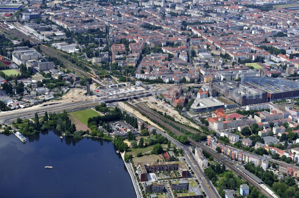 Aerial image Berlin Friedrichshain - Blick auf den Um- und Neubau des Berliner S-Bahnhof Ostkreuz der Deutschen Bahn. Im Bild die Montage der Dachbinder des Ostkreuz Hallendachs , einer Glasdachkonstruktion. Beteiligt ist u.a. das Unternehmen VEPRO Verkehrsbauprojekt GmbH und die EUROVIA Beton. Upgrading and construction of the Berlin S-Bahn station Ostkreuz.