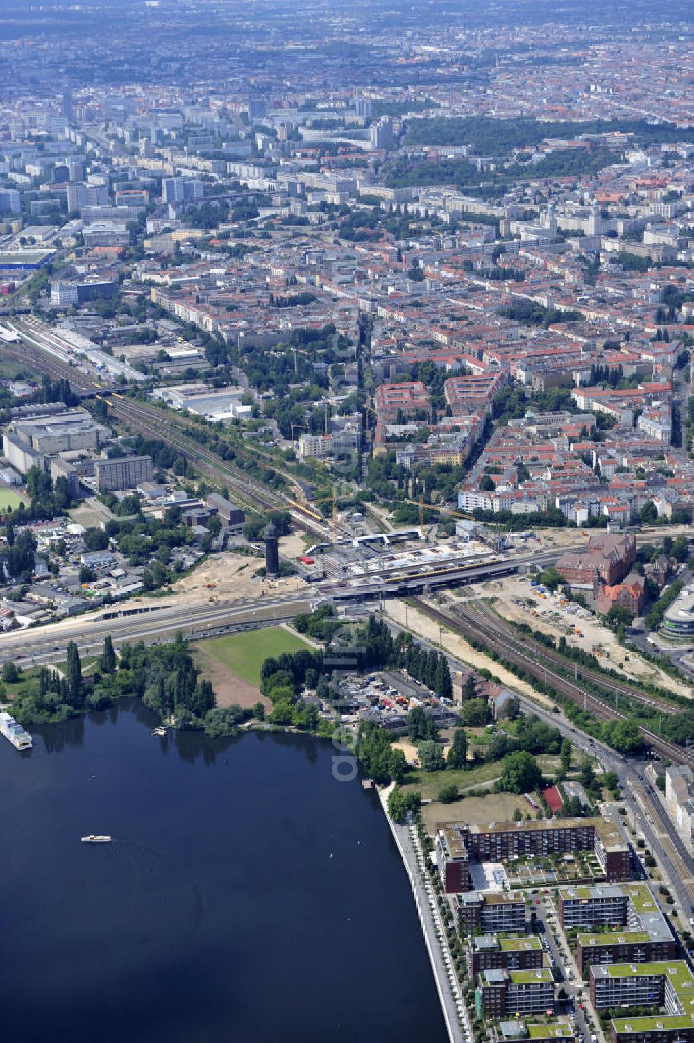 Aerial photograph Berlin Friedrichshain - Blick auf den Um- und Neubau des Berliner S-Bahnhof Ostkreuz der Deutschen Bahn. Im Bild die Montage der Dachbinder des Ostkreuz Hallendachs , einer Glasdachkonstruktion. Beteiligt ist u.a. das Unternehmen VEPRO Verkehrsbauprojekt GmbH und die EUROVIA Beton. Upgrading and construction of the Berlin S-Bahn station Ostkreuz.