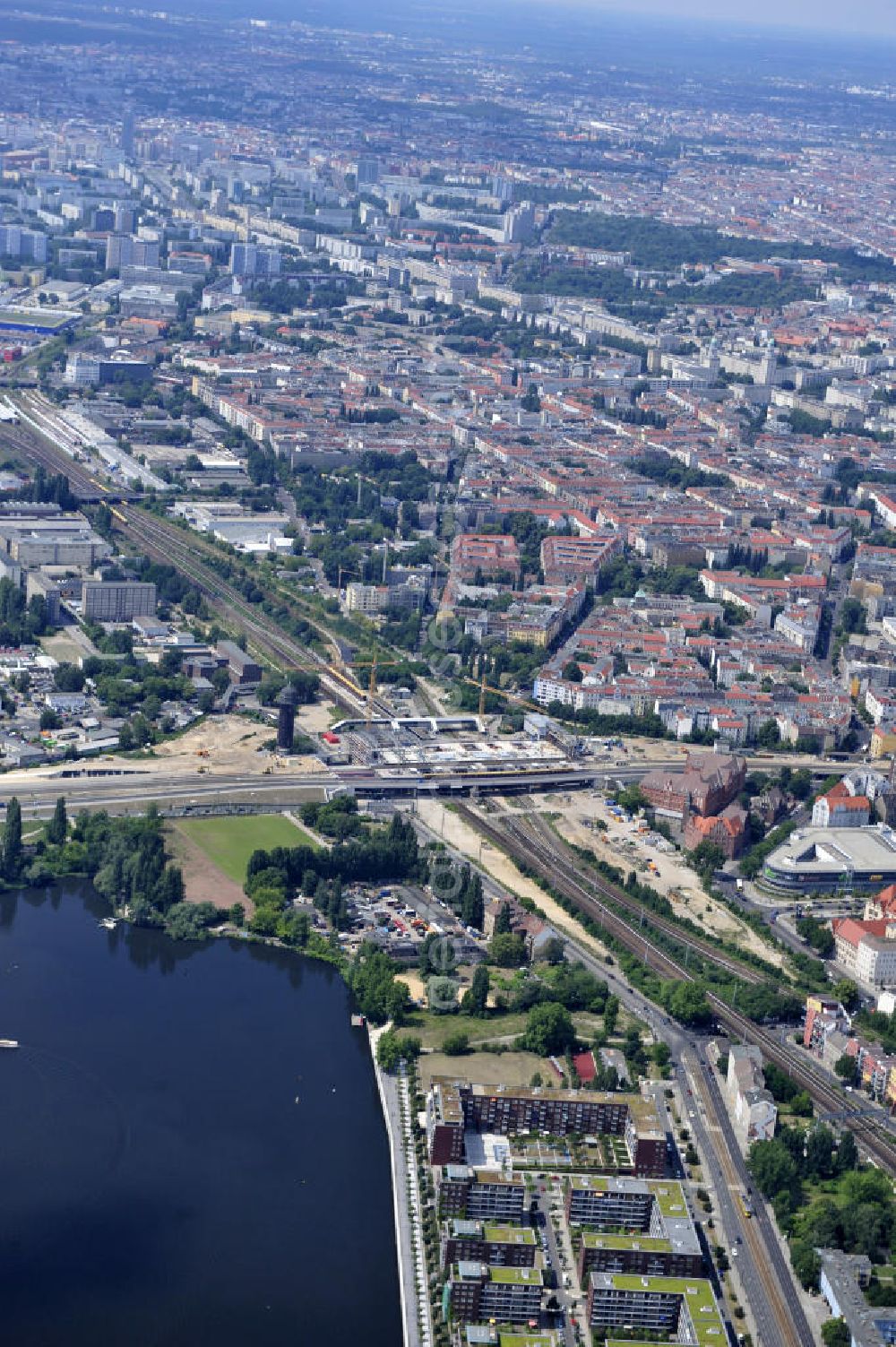 Berlin Friedrichshain from above - Blick auf den Um- und Neubau des Berliner S-Bahnhof Ostkreuz der Deutschen Bahn. Im Bild die Montage der Dachbinder des Ostkreuz Hallendachs , einer Glasdachkonstruktion. Beteiligt ist u.a. das Unternehmen VEPRO Verkehrsbauprojekt GmbH und die EUROVIA Beton. Upgrading and construction of the Berlin S-Bahn station Ostkreuz.