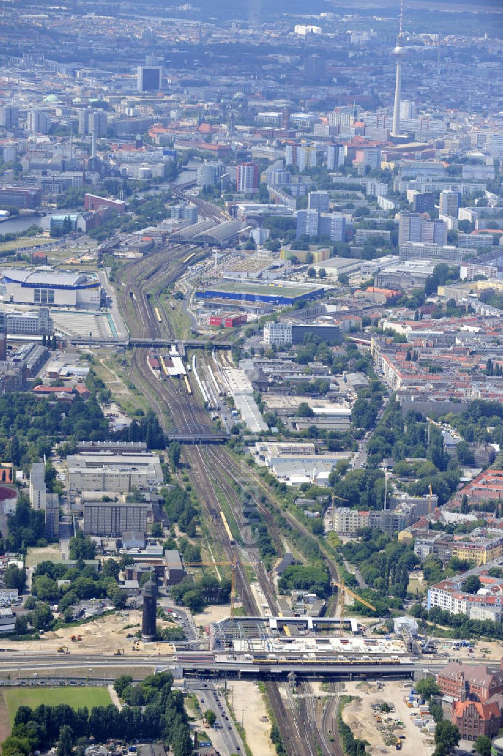 Berlin Friedrichshain from the bird's eye view: Blick auf den Um- und Neubau des Berliner S-Bahnhof Ostkreuz der Deutschen Bahn. Im Bild die Montage der Dachbinder des Ostkreuz Hallendachs , einer Glasdachkonstruktion. Beteiligt ist u.a. das Unternehmen VEPRO Verkehrsbauprojekt GmbH und die EUROVIA Beton. Upgrading and construction of the Berlin S-Bahn station Ostkreuz.