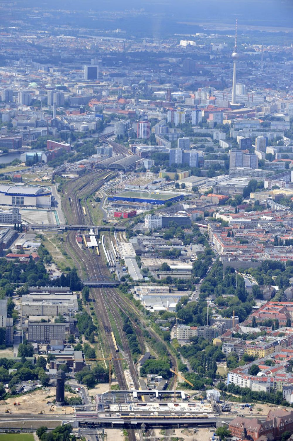 Aerial image Berlin Friedrichshain - Blick auf den Um- und Neubau des Berliner S-Bahnhof Ostkreuz der Deutschen Bahn. Im Bild die Montage der Dachbinder des Ostkreuz Hallendachs , einer Glasdachkonstruktion. Beteiligt ist u.a. das Unternehmen VEPRO Verkehrsbauprojekt GmbH und die EUROVIA Beton. Upgrading and construction of the Berlin S-Bahn station Ostkreuz.