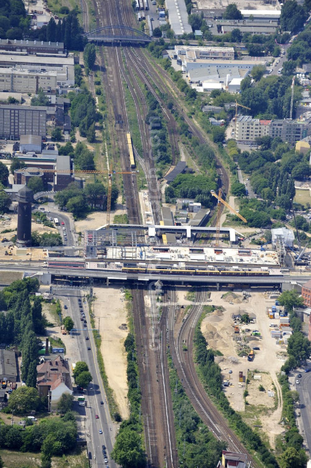 Aerial photograph Berlin Friedrichshain - Blick auf den Um- und Neubau des Berliner S-Bahnhof Ostkreuz der Deutschen Bahn. Im Bild die Montage der Dachbinder des Ostkreuz Hallendachs , einer Glasdachkonstruktion. Beteiligt ist u.a. das Unternehmen VEPRO Verkehrsbauprojekt GmbH und die EUROVIA Beton. Upgrading and construction of the Berlin S-Bahn station Ostkreuz.