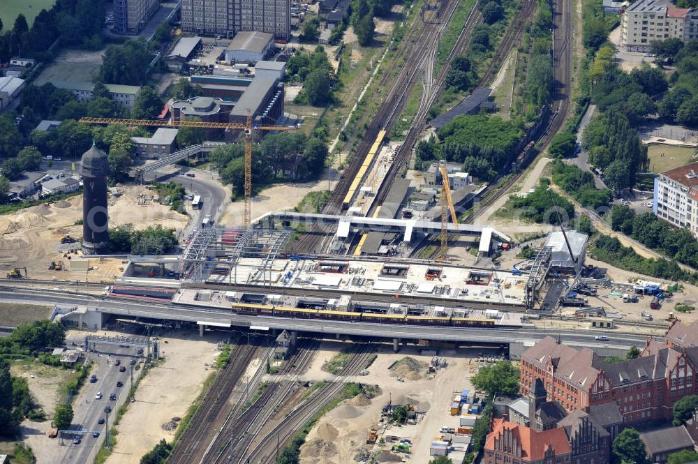 Berlin Friedrichshain from above - Blick auf den Um- und Neubau des Berliner S-Bahnhof Ostkreuz der Deutschen Bahn. Im Bild die Montage der Dachbinder des Ostkreuz Hallendachs , einer Glasdachkonstruktion. Beteiligt ist u.a. das Unternehmen VEPRO Verkehrsbauprojekt GmbH und die EUROVIA Beton. Upgrading and construction of the Berlin S-Bahn station Ostkreuz.