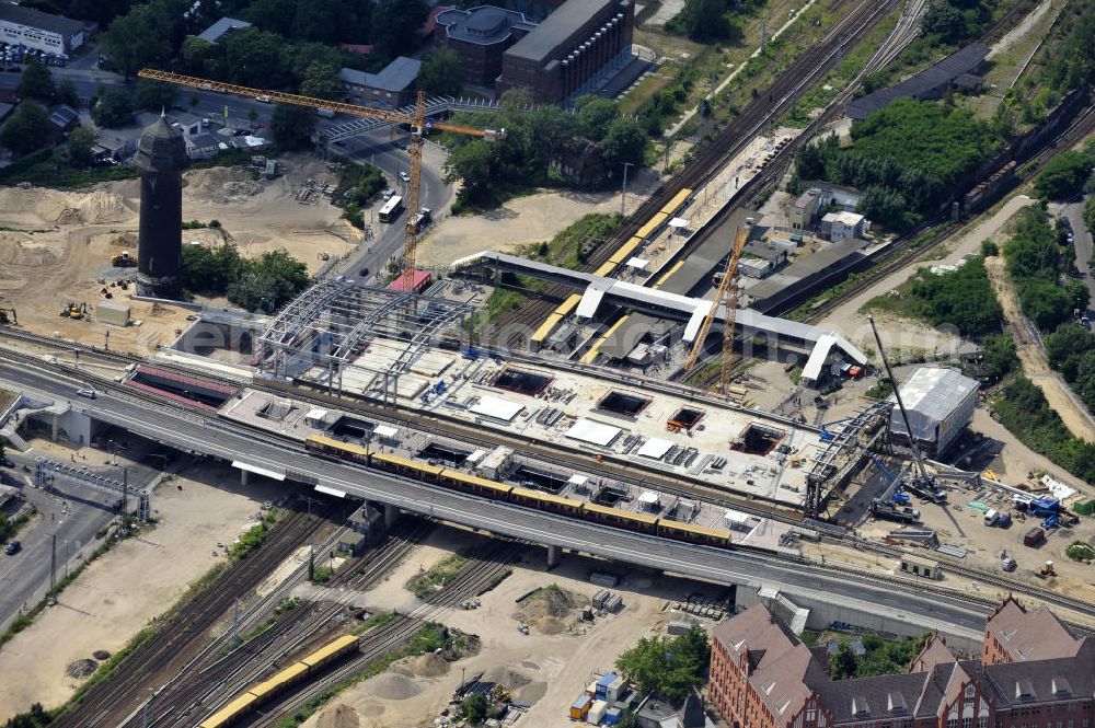 Berlin Friedrichshain from the bird's eye view: Blick auf den Um- und Neubau des Berliner S-Bahnhof Ostkreuz der Deutschen Bahn. Im Bild die Montage der Dachbinder des Ostkreuz Hallendachs , einer Glasdachkonstruktion. Beteiligt ist u.a. das Unternehmen VEPRO Verkehrsbauprojekt GmbH und die EUROVIA Beton. Upgrading and construction of the Berlin S-Bahn station Ostkreuz.