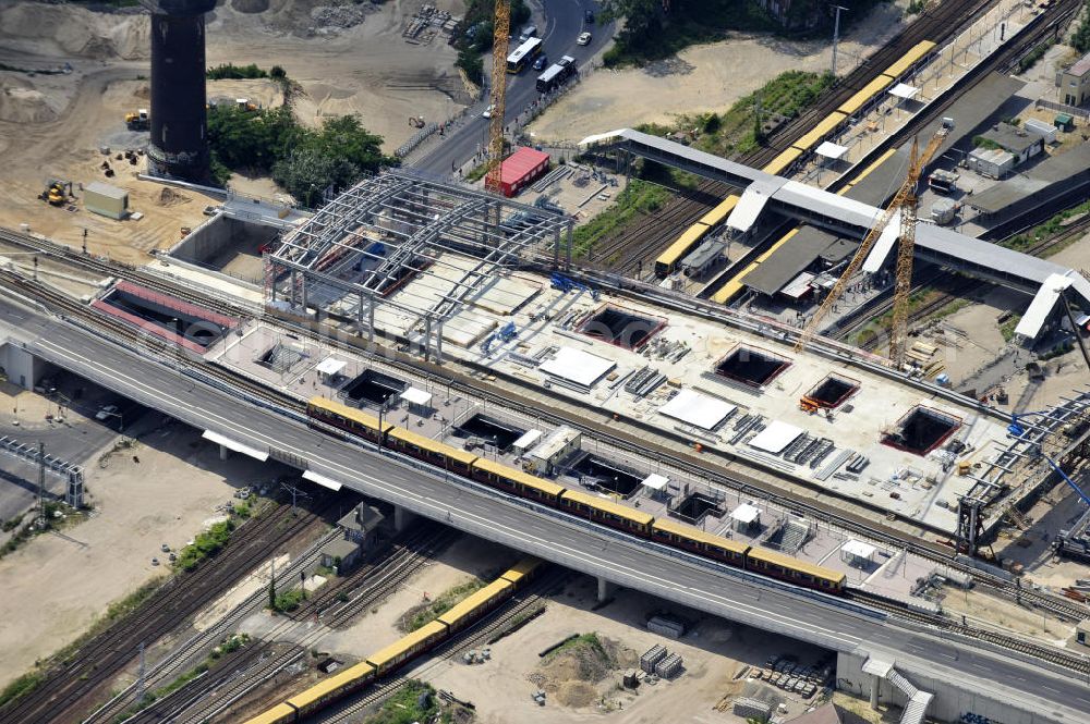 Aerial image Berlin Friedrichshain - Blick auf den Um- und Neubau des Berliner S-Bahnhof Ostkreuz der Deutschen Bahn. Im Bild die Montage der Dachbinder des Ostkreuz Hallendachs , einer Glasdachkonstruktion. Beteiligt ist u.a. das Unternehmen VEPRO Verkehrsbauprojekt GmbH und die EUROVIA Beton. Upgrading and construction of the Berlin S-Bahn station Ostkreuz.