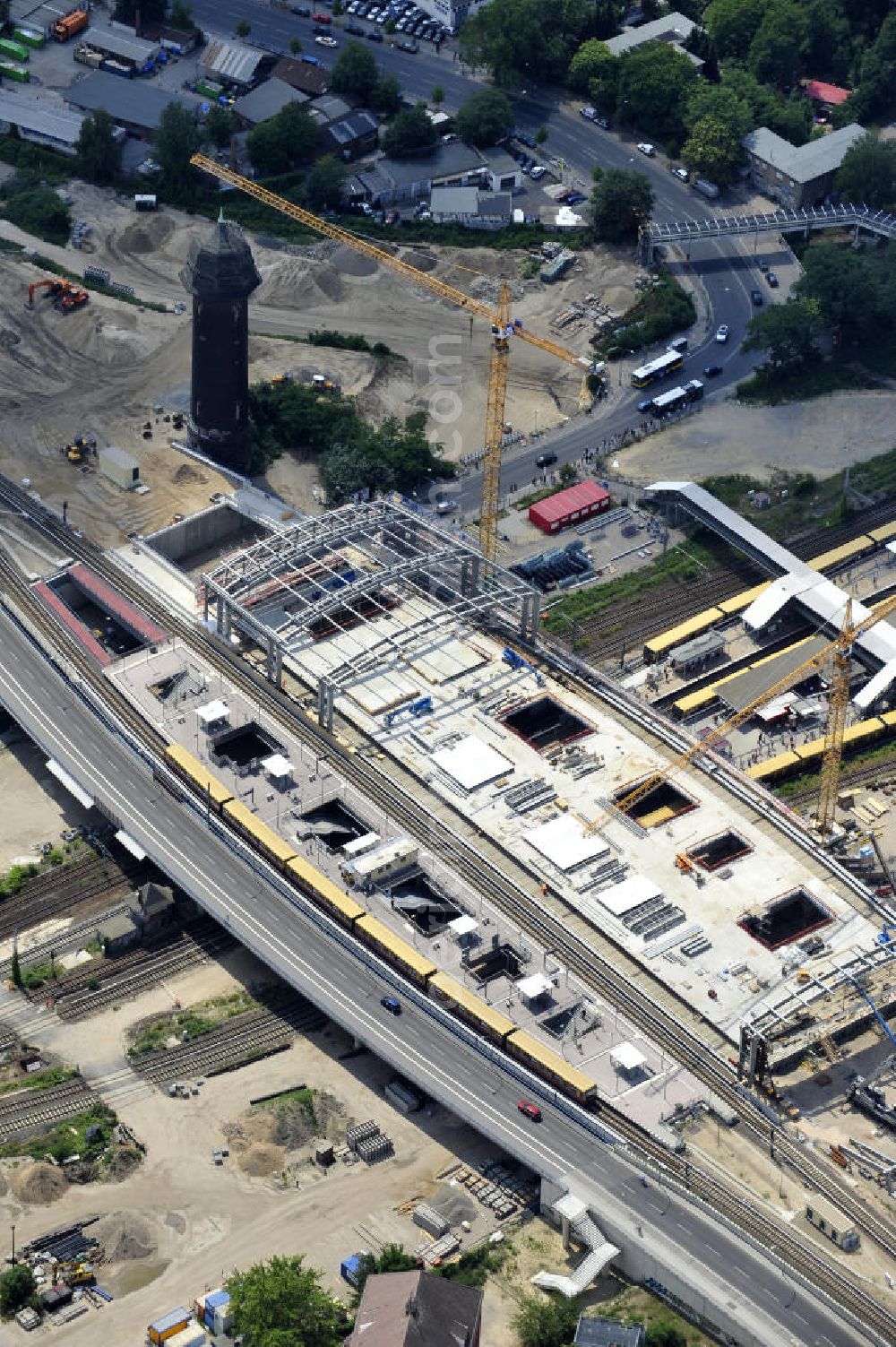 Aerial photograph Berlin Friedrichshain - Blick auf den Um- und Neubau des Berliner S-Bahnhof Ostkreuz der Deutschen Bahn. Im Bild die Montage der Dachbinder des Ostkreuz Hallendachs , einer Glasdachkonstruktion. Beteiligt ist u.a. das Unternehmen VEPRO Verkehrsbauprojekt GmbH und die EUROVIA Beton. Upgrading and construction of the Berlin S-Bahn station Ostkreuz.