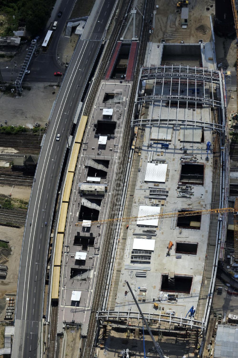 Berlin Friedrichshain from above - Blick auf den Um- und Neubau des Berliner S-Bahnhof Ostkreuz der Deutschen Bahn. Im Bild die Montage der Dachbinder des Ostkreuz Hallendachs , einer Glasdachkonstruktion. Beteiligt ist u.a. das Unternehmen VEPRO Verkehrsbauprojekt GmbH und die EUROVIA Beton. Upgrading and construction of the Berlin S-Bahn station Ostkreuz.