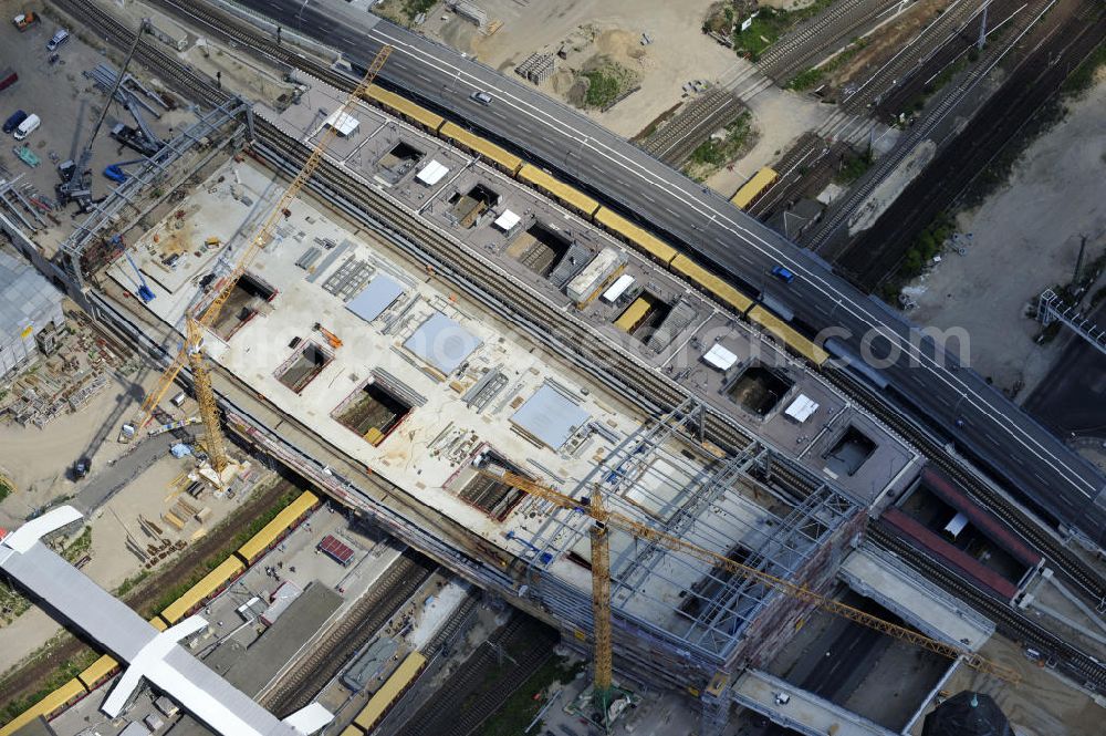 Berlin Friedrichshain from the bird's eye view: Blick auf den Um- und Neubau des Berliner S-Bahnhof Ostkreuz der Deutschen Bahn. Im Bild die Montage der Dachbinder des Ostkreuz Hallendachs , einer Glasdachkonstruktion. Beteiligt ist u.a. das Unternehmen VEPRO Verkehrsbauprojekt GmbH und die EUROVIA Beton. Upgrading and construction of the Berlin S-Bahn station Ostkreuz.