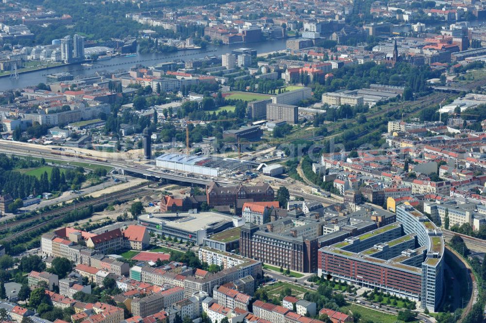 Aerial photograph Berlin Friedrichshain - Blick auf den Um- und Neubau des Berliner S-Bahnhof Ostkreuz der Deutschen Bahn. Im Bild die Montage der Außenhülle auf die Dachbinder des Ostkreuz Hallendachs. Beteiligt ist u.a. das Unternehmen VEPRO Verkehrsbauprojekt GmbH und die EUROVIA Beton und Hochtief AG. Upgrading and construction of the Berlin S-Bahn station Ostkreuz.