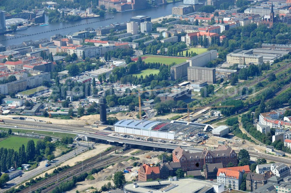 Berlin Friedrichshain from above - Blick auf den Um- und Neubau des Berliner S-Bahnhof Ostkreuz der Deutschen Bahn. Im Bild die Montage der Außenhülle auf die Dachbinder des Ostkreuz Hallendachs. Beteiligt ist u.a. das Unternehmen VEPRO Verkehrsbauprojekt GmbH und die EUROVIA Beton und Hochtief AG. Upgrading and construction of the Berlin S-Bahn station Ostkreuz.