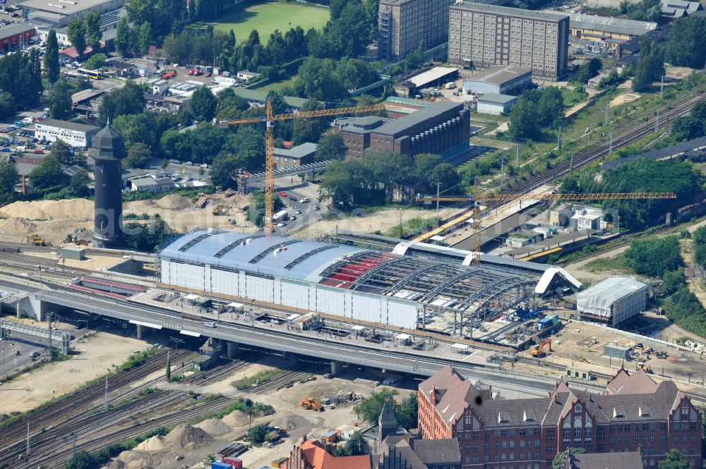 Berlin Friedrichshain from the bird's eye view: Blick auf den Um- und Neubau des Berliner S-Bahnhof Ostkreuz der Deutschen Bahn. Im Bild die Montage der Außenhülle auf die Dachbinder des Ostkreuz Hallendachs. Beteiligt ist u.a. das Unternehmen VEPRO Verkehrsbauprojekt GmbH und die EUROVIA Beton und Hochtief AG. Upgrading and construction of the Berlin S-Bahn station Ostkreuz.