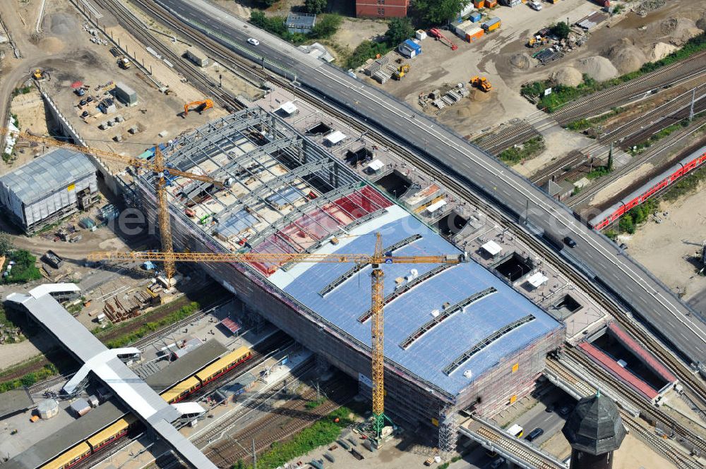 Aerial image Berlin Friedrichshain - Blick auf den Um- und Neubau des Berliner S-Bahnhof Ostkreuz der Deutschen Bahn. Im Bild die Montage der Außenhülle auf die Dachbinder des Ostkreuz Hallendachs. Beteiligt ist u.a. das Unternehmen VEPRO Verkehrsbauprojekt GmbH und die EUROVIA Beton und Hochtief AG. Upgrading and construction of the Berlin S-Bahn station Ostkreuz.