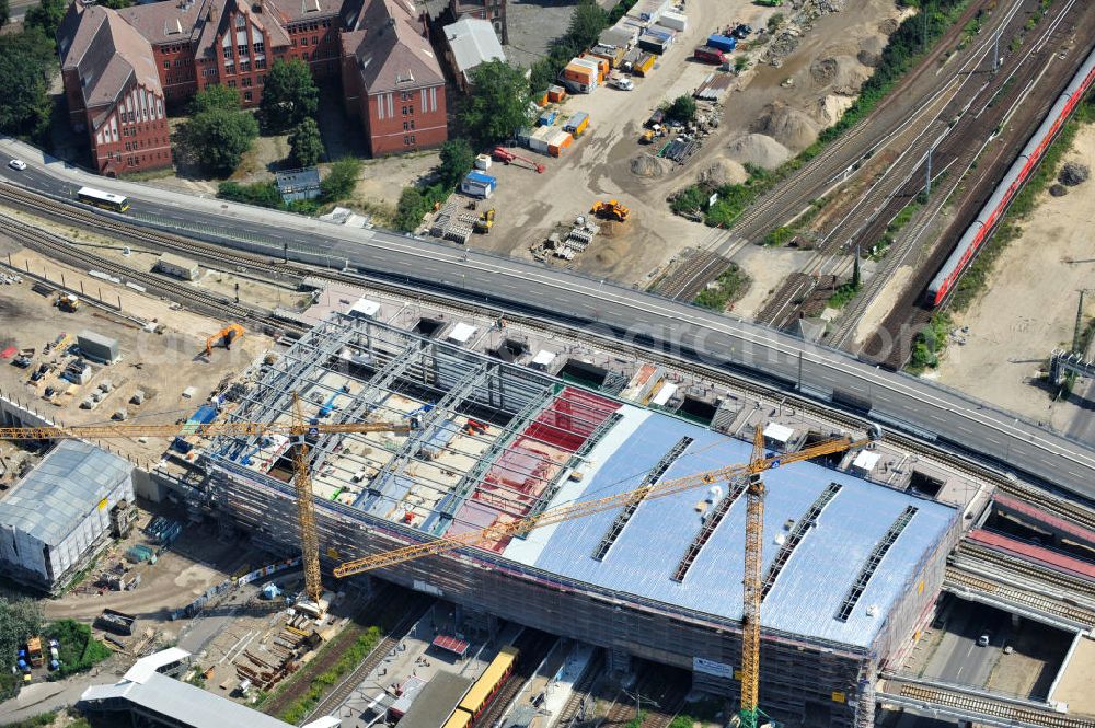 Aerial photograph Berlin Friedrichshain - Blick auf den Um- und Neubau des Berliner S-Bahnhof Ostkreuz der Deutschen Bahn. Im Bild die Montage der Außenhülle auf die Dachbinder des Ostkreuz Hallendachs. Beteiligt ist u.a. das Unternehmen VEPRO Verkehrsbauprojekt GmbH und die EUROVIA Beton und Hochtief AG. Upgrading and construction of the Berlin S-Bahn station Ostkreuz.