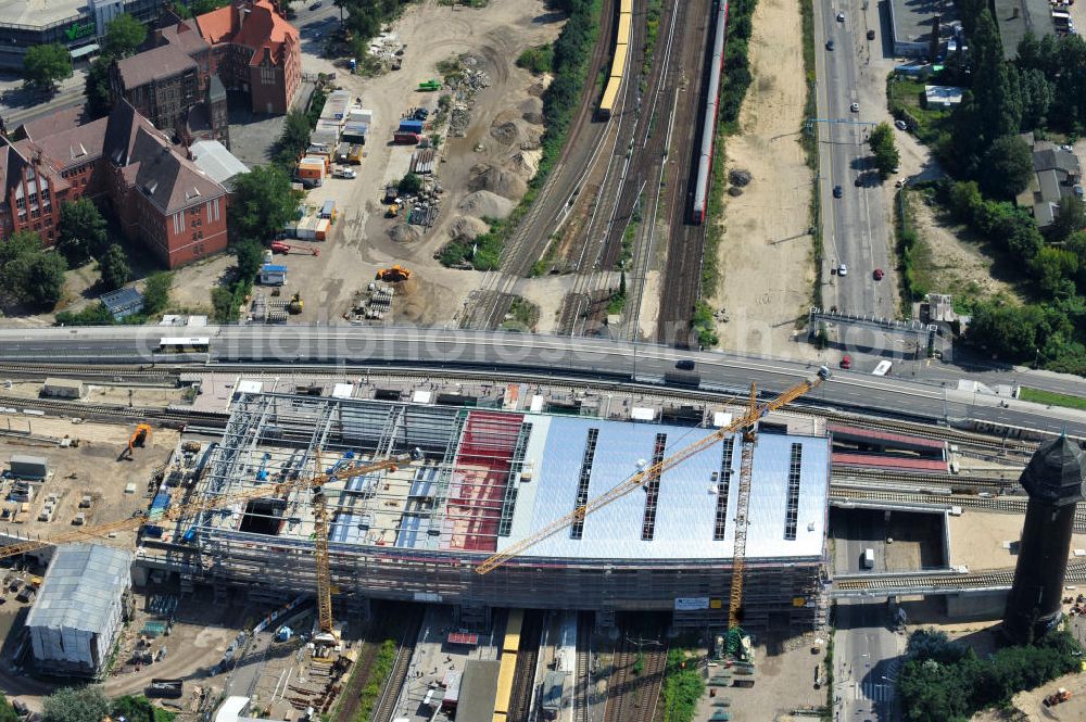 Berlin Friedrichshain from above - Blick auf den Um- und Neubau des Berliner S-Bahnhof Ostkreuz der Deutschen Bahn. Im Bild die Montage der Außenhülle auf die Dachbinder des Ostkreuz Hallendachs. Beteiligt ist u.a. das Unternehmen VEPRO Verkehrsbauprojekt GmbH und die EUROVIA Beton und Hochtief AG. Upgrading and construction of the Berlin S-Bahn station Ostkreuz.