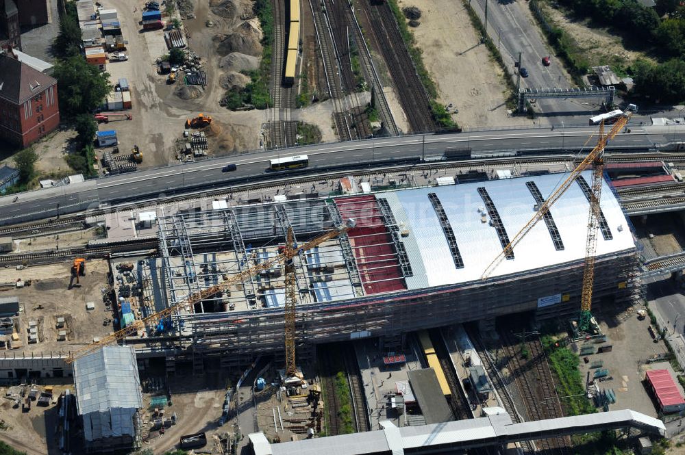 Berlin Friedrichshain from the bird's eye view: Blick auf den Um- und Neubau des Berliner S-Bahnhof Ostkreuz der Deutschen Bahn. Im Bild die Montage der Außenhülle auf die Dachbinder des Ostkreuz Hallendachs. Beteiligt ist u.a. das Unternehmen VEPRO Verkehrsbauprojekt GmbH und die EUROVIA Beton und Hochtief AG. Upgrading and construction of the Berlin S-Bahn station Ostkreuz.