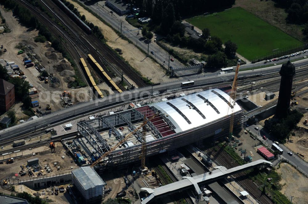 Aerial image Berlin Friedrichshain - Blick auf den Um- und Neubau des Berliner S-Bahnhof Ostkreuz der Deutschen Bahn. Im Bild die Montage der Außenhülle auf die Dachbinder des Ostkreuz Hallendachs. Beteiligt ist u.a. das Unternehmen VEPRO Verkehrsbauprojekt GmbH und die EUROVIA Beton und Hochtief AG. Upgrading and construction of the Berlin S-Bahn station Ostkreuz.