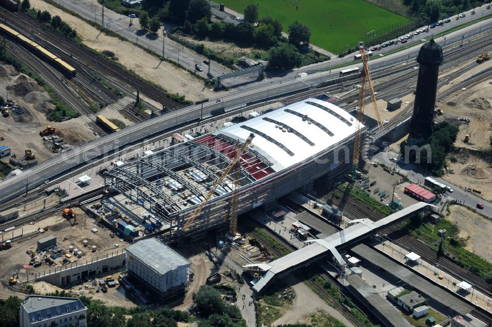 Aerial photograph Berlin Friedrichshain - Blick auf den Um- und Neubau des Berliner S-Bahnhof Ostkreuz der Deutschen Bahn. Im Bild die Montage der Außenhülle auf die Dachbinder des Ostkreuz Hallendachs. Beteiligt ist u.a. das Unternehmen VEPRO Verkehrsbauprojekt GmbH und die EUROVIA Beton und Hochtief AG. Upgrading and construction of the Berlin S-Bahn station Ostkreuz.