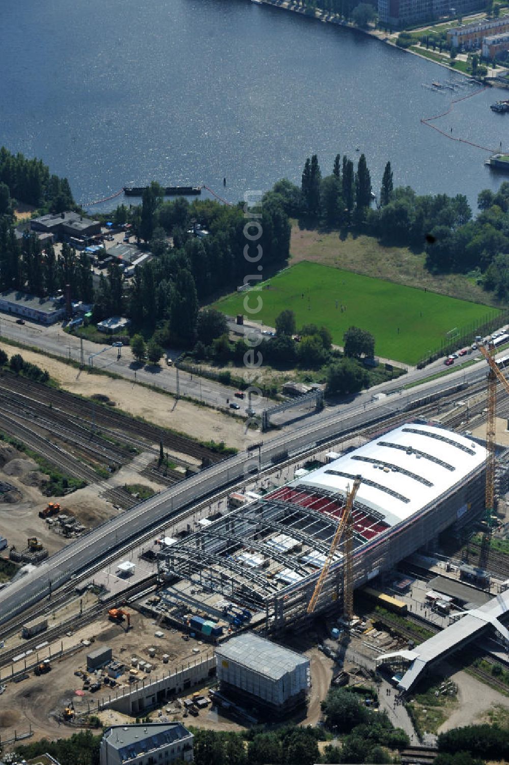 Berlin Friedrichshain from above - Blick auf den Um- und Neubau des Berliner S-Bahnhof Ostkreuz der Deutschen Bahn. Im Bild die Montage der Außenhülle auf die Dachbinder des Ostkreuz Hallendachs. Beteiligt ist u.a. das Unternehmen VEPRO Verkehrsbauprojekt GmbH und die EUROVIA Beton und Hochtief AG. Upgrading and construction of the Berlin S-Bahn station Ostkreuz.