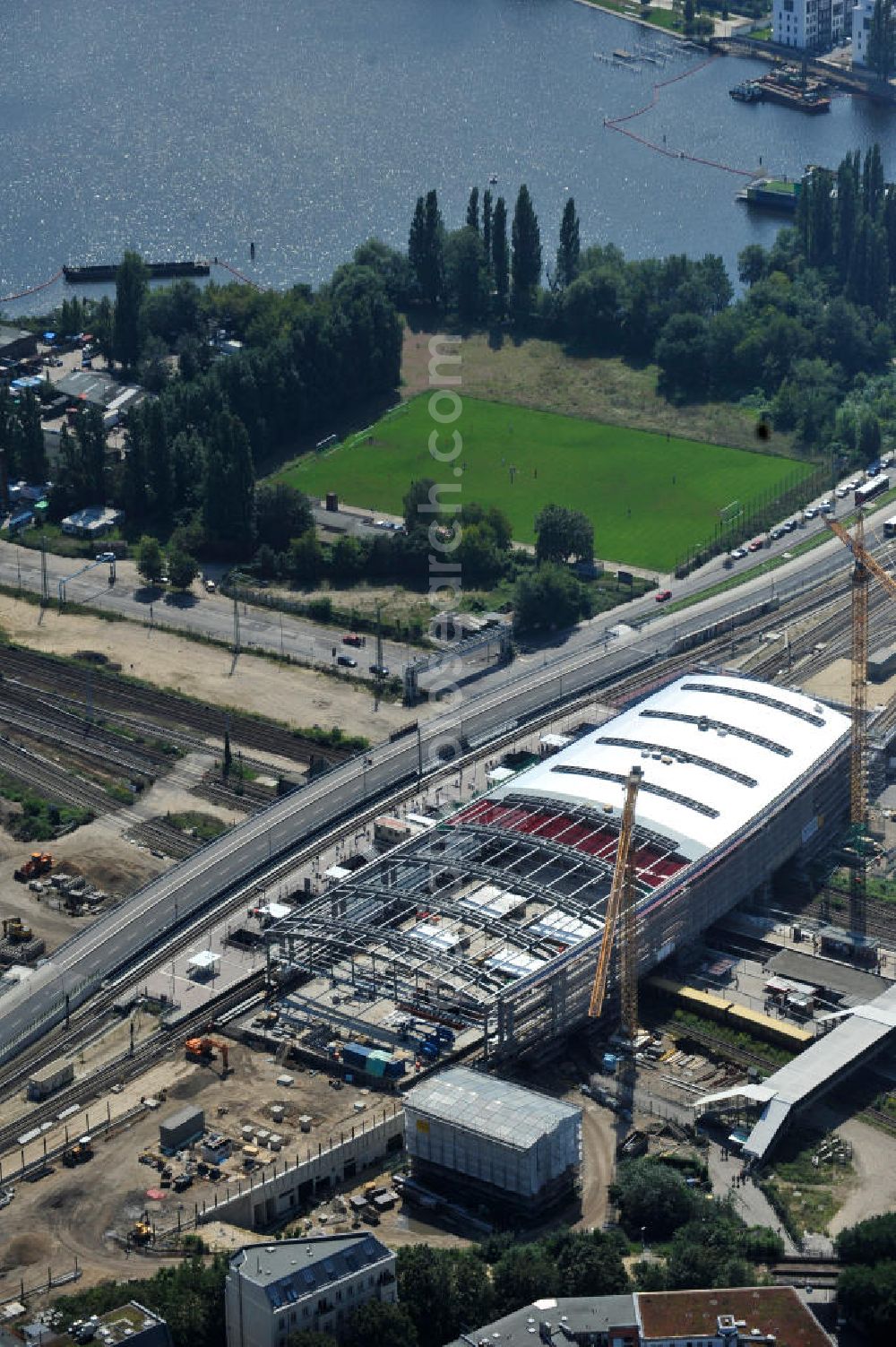 Berlin Friedrichshain from the bird's eye view: Blick auf den Um- und Neubau des Berliner S-Bahnhof Ostkreuz der Deutschen Bahn. Im Bild die Montage der Außenhülle auf die Dachbinder des Ostkreuz Hallendachs. Beteiligt ist u.a. das Unternehmen VEPRO Verkehrsbauprojekt GmbH und die EUROVIA Beton und Hochtief AG. Upgrading and construction of the Berlin S-Bahn station Ostkreuz.