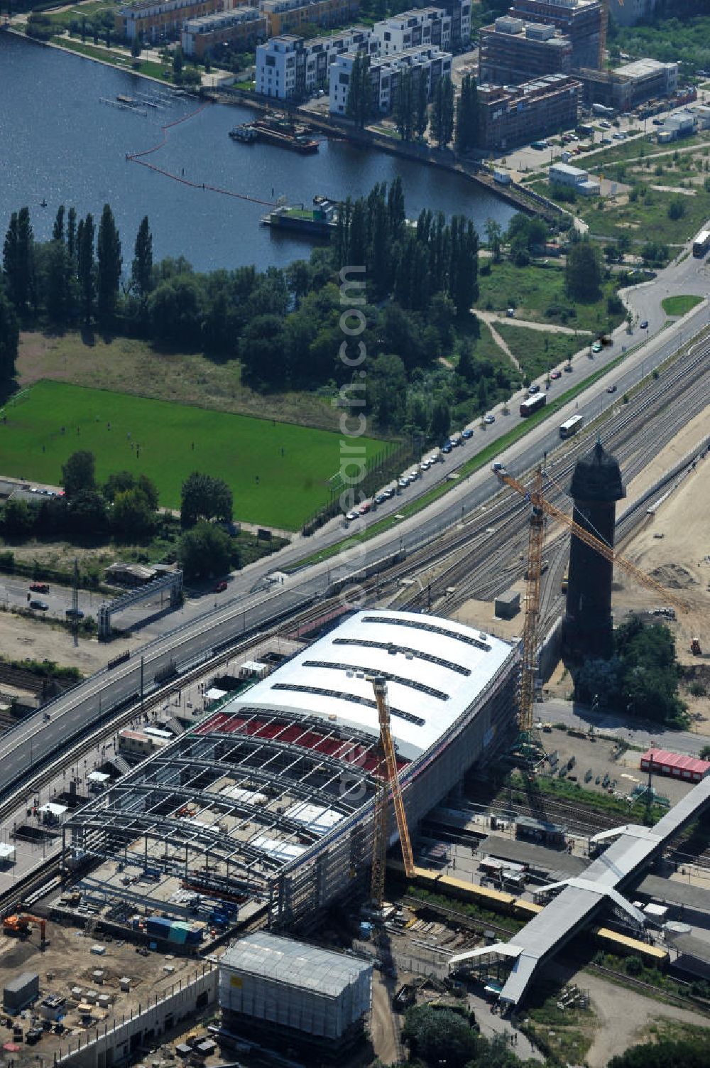 Aerial image Berlin Friedrichshain - Blick auf den Um- und Neubau des Berliner S-Bahnhof Ostkreuz der Deutschen Bahn. Im Bild die Montage der Außenhülle auf die Dachbinder des Ostkreuz Hallendachs. Beteiligt ist u.a. das Unternehmen VEPRO Verkehrsbauprojekt GmbH und die EUROVIA Beton und Hochtief AG. Upgrading and construction of the Berlin S-Bahn station Ostkreuz.