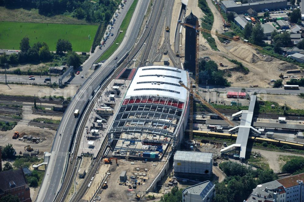 Aerial photograph Berlin Friedrichshain - Blick auf den Um- und Neubau des Berliner S-Bahnhof Ostkreuz der Deutschen Bahn. Im Bild die Montage der Außenhülle auf die Dachbinder des Ostkreuz Hallendachs. Beteiligt ist u.a. das Unternehmen VEPRO Verkehrsbauprojekt GmbH und die EUROVIA Beton und Hochtief AG. Upgrading and construction of the Berlin S-Bahn station Ostkreuz.