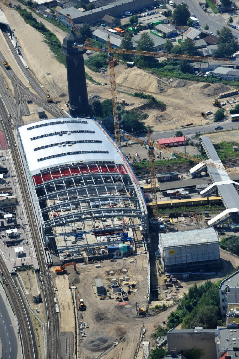 Berlin Friedrichshain from the bird's eye view: Blick auf den Um- und Neubau des Berliner S-Bahnhof Ostkreuz der Deutschen Bahn. Im Bild die Montage der Außenhülle auf die Dachbinder des Ostkreuz Hallendachs. Beteiligt ist u.a. das Unternehmen VEPRO Verkehrsbauprojekt GmbH und die EUROVIA Beton und Hochtief AG. Upgrading and construction of the Berlin S-Bahn station Ostkreuz.