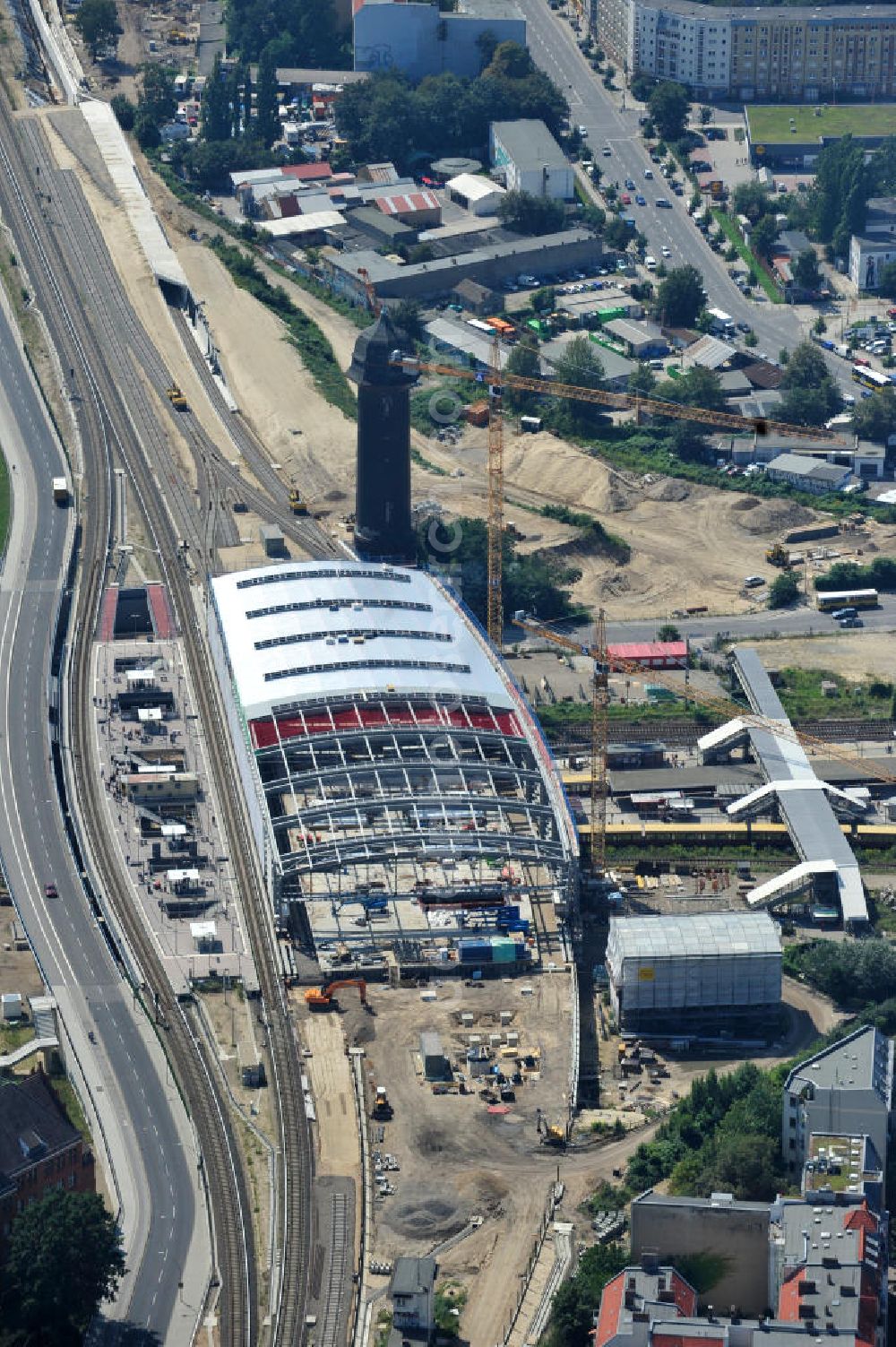 Aerial image Berlin Friedrichshain - Blick auf den Um- und Neubau des Berliner S-Bahnhof Ostkreuz der Deutschen Bahn. Im Bild die Montage der Außenhülle auf die Dachbinder des Ostkreuz Hallendachs. Beteiligt ist u.a. das Unternehmen VEPRO Verkehrsbauprojekt GmbH und die EUROVIA Beton und Hochtief AG. Upgrading and construction of the Berlin S-Bahn station Ostkreuz.