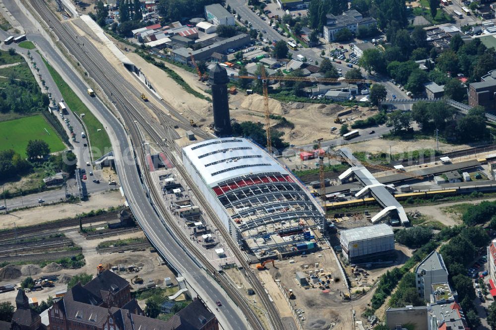 Aerial photograph Berlin Friedrichshain - Blick auf den Um- und Neubau des Berliner S-Bahnhof Ostkreuz der Deutschen Bahn. Im Bild die Montage der Außenhülle auf die Dachbinder des Ostkreuz Hallendachs. Beteiligt ist u.a. das Unternehmen VEPRO Verkehrsbauprojekt GmbH und die EUROVIA Beton und Hochtief AG. Upgrading and construction of the Berlin S-Bahn station Ostkreuz.