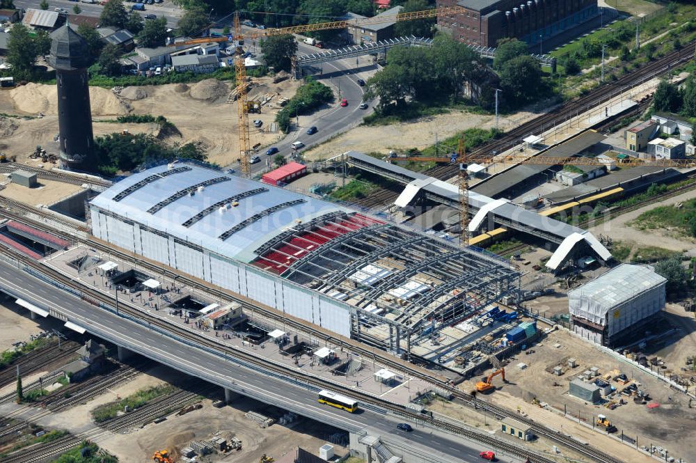 Berlin Friedrichshain from above - Blick auf den Um- und Neubau des Berliner S-Bahnhof Ostkreuz der Deutschen Bahn. Im Bild die Montage der Außenhülle auf die Dachbinder des Ostkreuz Hallendachs. Beteiligt ist u.a. das Unternehmen VEPRO Verkehrsbauprojekt GmbH und die EUROVIA Beton und Hochtief AG. Upgrading and construction of the Berlin S-Bahn station Ostkreuz.