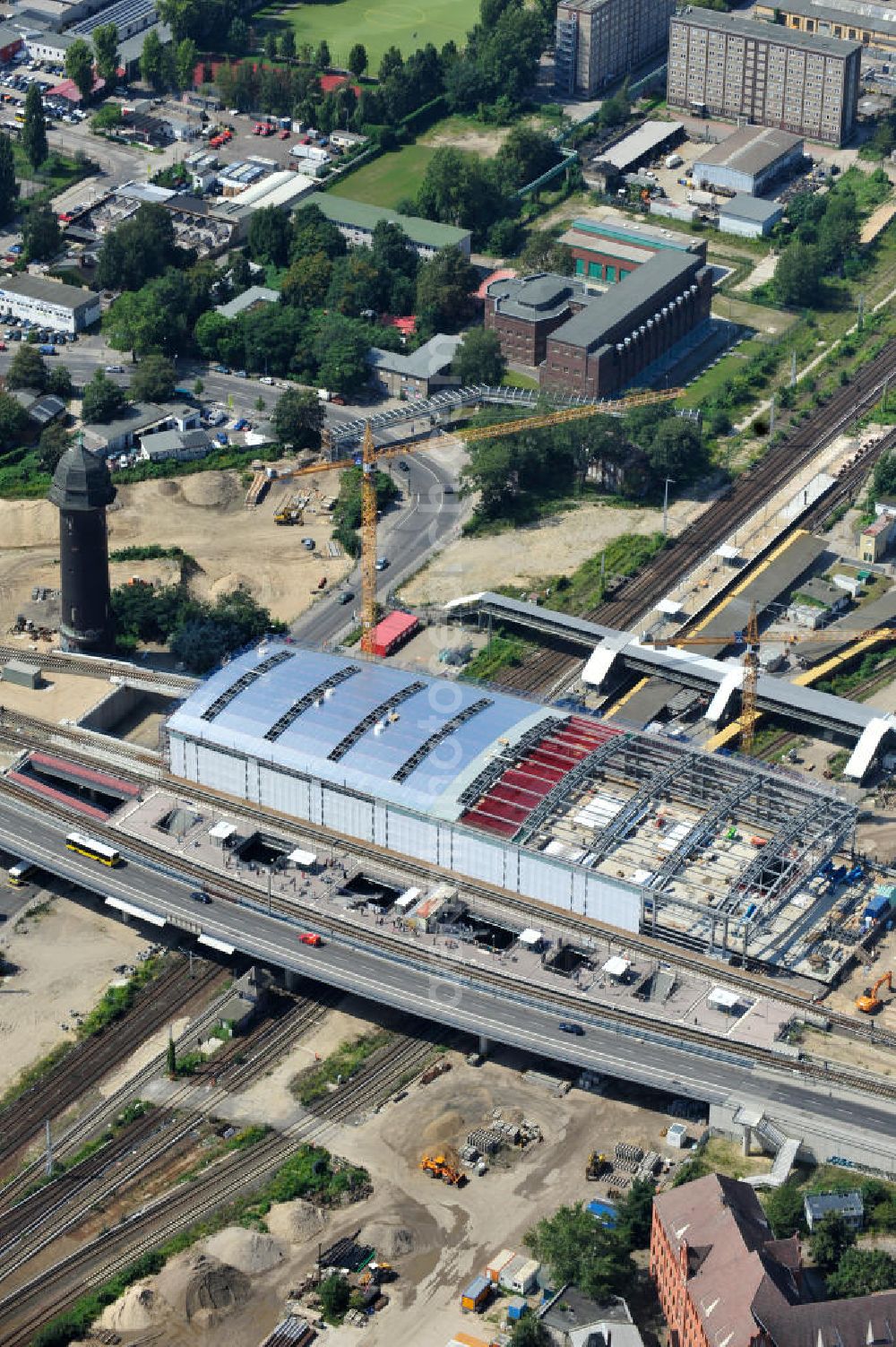 Berlin Friedrichshain from the bird's eye view: Blick auf den Um- und Neubau des Berliner S-Bahnhof Ostkreuz der Deutschen Bahn. Im Bild die Montage der Außenhülle auf die Dachbinder des Ostkreuz Hallendachs. Beteiligt ist u.a. das Unternehmen VEPRO Verkehrsbauprojekt GmbH und die EUROVIA Beton und Hochtief AG. Upgrading and construction of the Berlin S-Bahn station Ostkreuz.