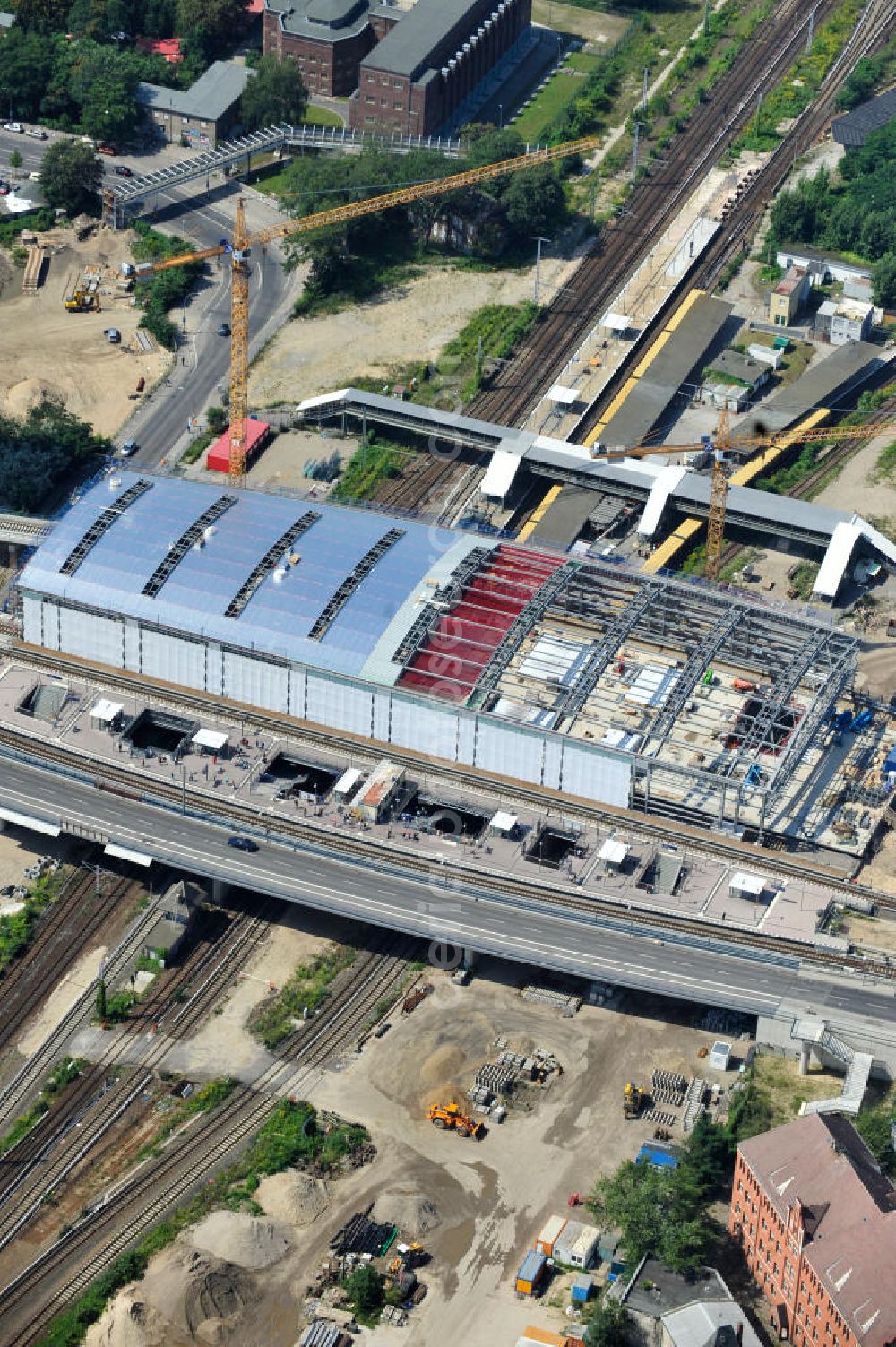 Aerial image Berlin Friedrichshain - Blick auf den Um- und Neubau des Berliner S-Bahnhof Ostkreuz der Deutschen Bahn. Im Bild die Montage der Außenhülle auf die Dachbinder des Ostkreuz Hallendachs. Beteiligt ist u.a. das Unternehmen VEPRO Verkehrsbauprojekt GmbH und die EUROVIA Beton und Hochtief AG. Upgrading and construction of the Berlin S-Bahn station Ostkreuz.