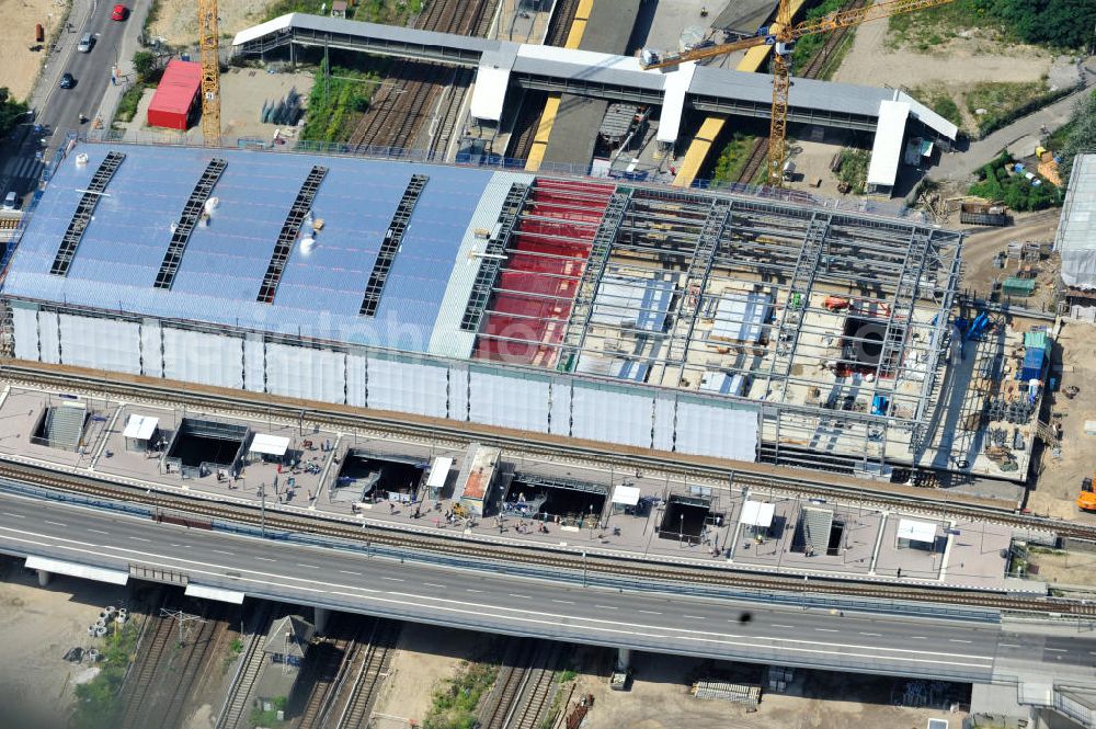 Aerial photograph Berlin Friedrichshain - Blick auf den Um- und Neubau des Berliner S-Bahnhof Ostkreuz der Deutschen Bahn. Im Bild die Montage der Außenhülle auf die Dachbinder des Ostkreuz Hallendachs. Beteiligt ist u.a. das Unternehmen VEPRO Verkehrsbauprojekt GmbH und die EUROVIA Beton und Hochtief AG. Upgrading and construction of the Berlin S-Bahn station Ostkreuz.