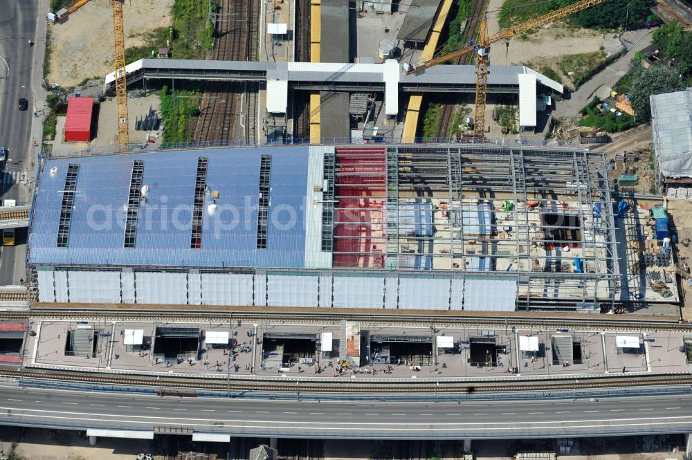 Berlin Friedrichshain from above - Blick auf den Um- und Neubau des Berliner S-Bahnhof Ostkreuz der Deutschen Bahn. Im Bild die Montage der Außenhülle auf die Dachbinder des Ostkreuz Hallendachs. Beteiligt ist u.a. das Unternehmen VEPRO Verkehrsbauprojekt GmbH und die EUROVIA Beton und Hochtief AG. Upgrading and construction of the Berlin S-Bahn station Ostkreuz.