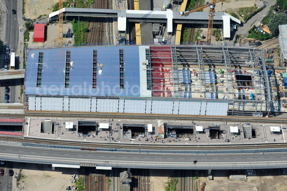 Berlin Friedrichshain from the bird's eye view: Blick auf den Um- und Neubau des Berliner S-Bahnhof Ostkreuz der Deutschen Bahn. Im Bild die Montage der Außenhülle auf die Dachbinder des Ostkreuz Hallendachs. Beteiligt ist u.a. das Unternehmen VEPRO Verkehrsbauprojekt GmbH und die EUROVIA Beton und Hochtief AG. Upgrading and construction of the Berlin S-Bahn station Ostkreuz.