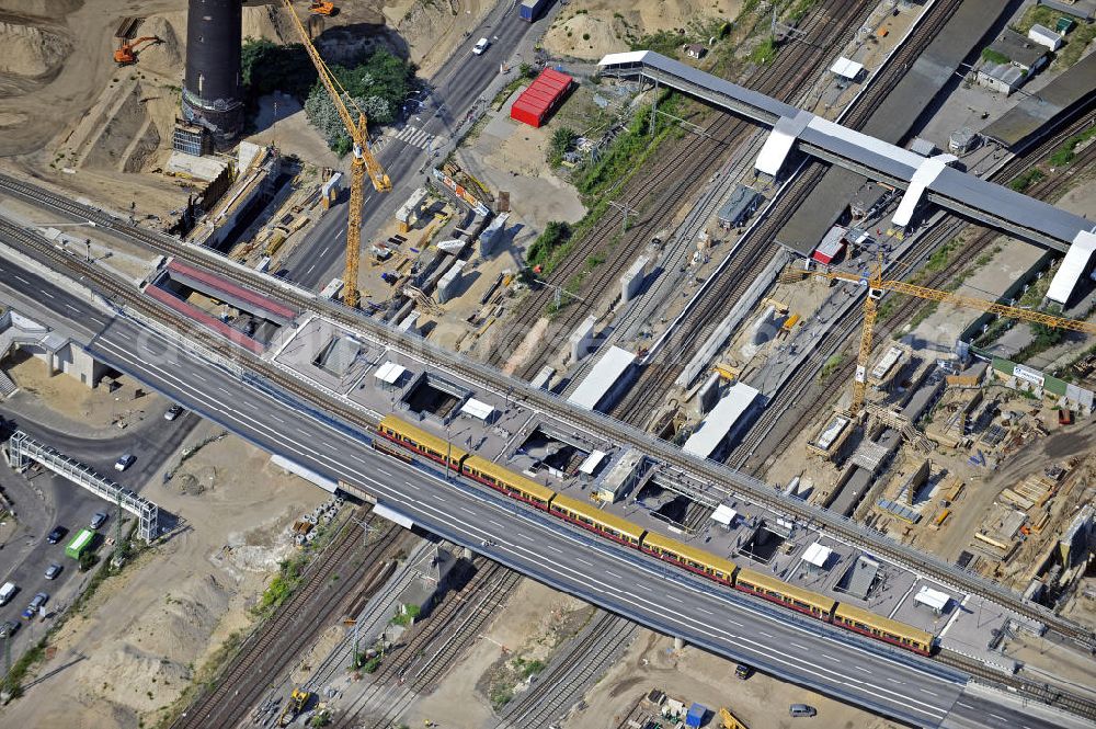 Berlin from the bird's eye view: Blick auf den Um- und Neubau des Berliner S-Bahnhof Ostkreuz der Deutschen Bahn. Teile der Neubauten führt die EUROVIA Beton GmbH aus. Weiterhin beteiligt ist das Unternehmen VEPRO Verkehrsbauprojekt GmbH. Upgrading and construction of the Berlin S-Bahn station Ostkreuz.