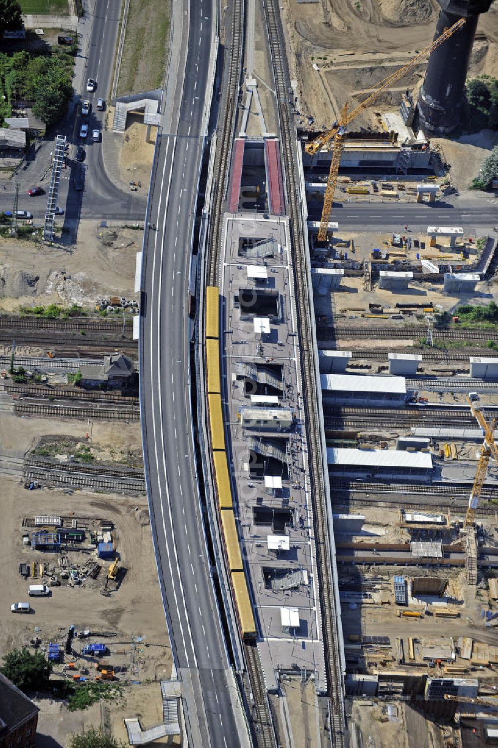 Aerial photograph Berlin - Blick auf den Um- und Neubau des Berliner S-Bahnhof Ostkreuz der Deutschen Bahn. Teile der Neubauten führt die EUROVIA Beton GmbH aus. Weiterhin beteiligt ist das Unternehmen VEPRO Verkehrsbauprojekt GmbH. Upgrading and construction of the Berlin S-Bahn station Ostkreuz.