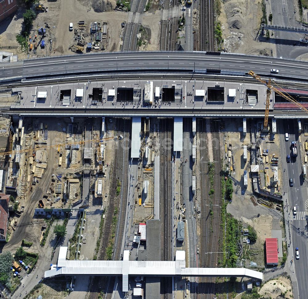 Berlin from the bird's eye view: Blick auf den Um- und Neubau des Berliner S-Bahnhof Ostkreuz der Deutschen Bahn. Teile der Neubauten führt die EUROVIA Beton GmbH aus. Weiterhin beteiligt ist das Unternehmen VEPRO Verkehrsbauprojekt GmbH. Upgrading and construction of the Berlin S-Bahn station Ostkreuz.