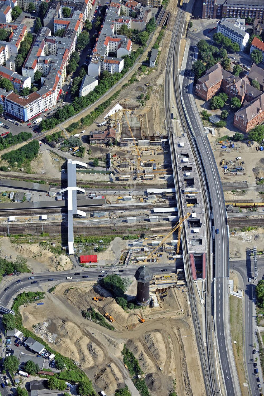 Aerial photograph Berlin - Blick auf den Um- und Neubau des Berliner S-Bahnhof Ostkreuz der Deutschen Bahn. Teile der Neubauten führt die EUROVIA Beton GmbH aus. Weiterhin beteiligt ist das Unternehmen VEPRO Verkehrsbauprojekt GmbH. Upgrading and construction of the Berlin S-Bahn station Ostkreuz.