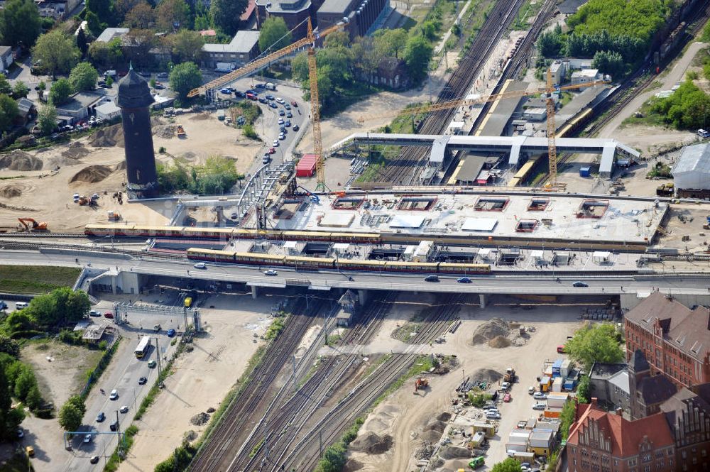 Berlin Friedrichshain from the bird's eye view: Blick auf den Um- und Neubau des Berliner S-Bahnhof Ostkreuz der Deutschen Bahn. Im Bild der Beginn der Montage der Dachbinder des Ostkreuz Hallendachs , einer Glasdachkonstruktion. Beteiligt ist u.a. das Unternehmen VEPRO Verkehrsbauprojekt GmbH und die EUROVIA Beton. Upgrading and construction of the Berlin S-Bahn station Ostkreuz.