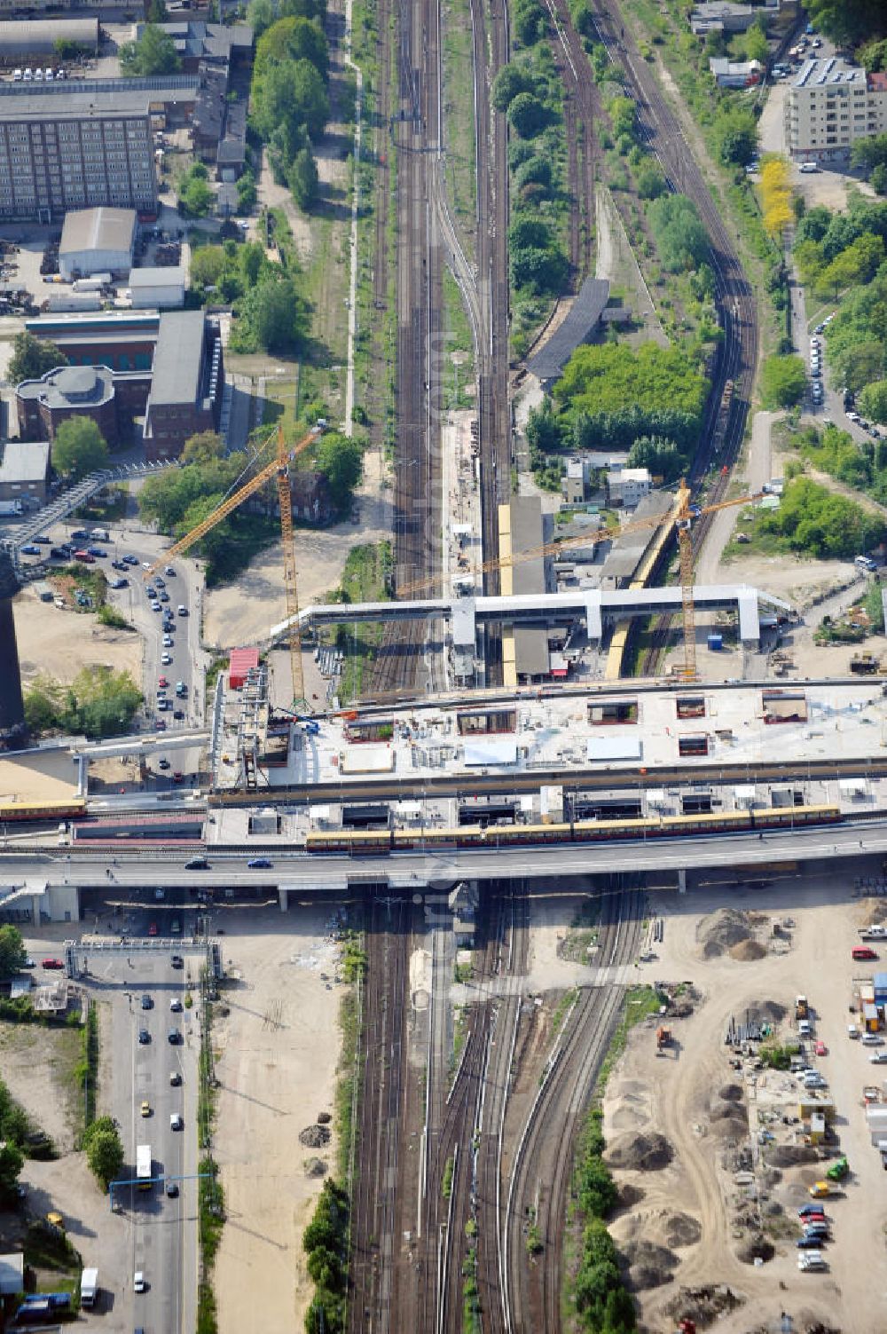 Aerial image Berlin Friedrichshain - Blick auf den Um- und Neubau des Berliner S-Bahnhof Ostkreuz der Deutschen Bahn. Im Bild der Beginn der Montage der Dachbinder des Ostkreuz Hallendachs , einer Glasdachkonstruktion. Beteiligt ist u.a. das Unternehmen VEPRO Verkehrsbauprojekt GmbH und die EUROVIA Beton. Upgrading and construction of the Berlin S-Bahn station Ostkreuz.