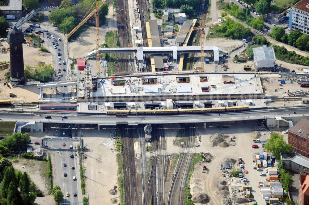 Aerial photograph Berlin Friedrichshain - Blick auf den Um- und Neubau des Berliner S-Bahnhof Ostkreuz der Deutschen Bahn. Im Bild der Beginn der Montage der Dachbinder des Ostkreuz Hallendachs , einer Glasdachkonstruktion. Beteiligt ist u.a. das Unternehmen VEPRO Verkehrsbauprojekt GmbH und die EUROVIA Beton. Upgrading and construction of the Berlin S-Bahn station Ostkreuz.